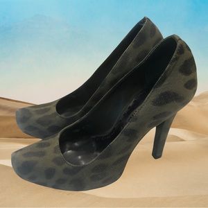 Gianni Bini Pumps, army green faint leopard print fabric, platform, Size 7